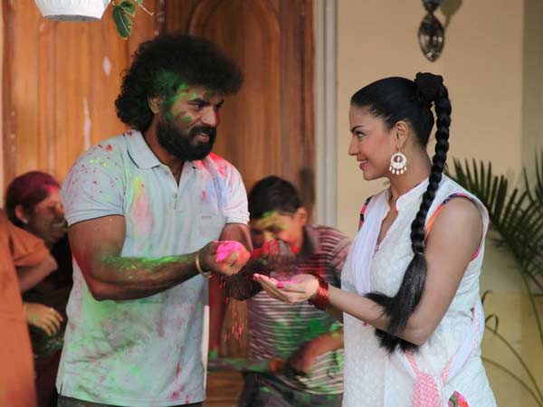 വീണ മാലിക്കിന്റെ ഹോളി ആഘോഷപ്പടങ്ങള്‍ 