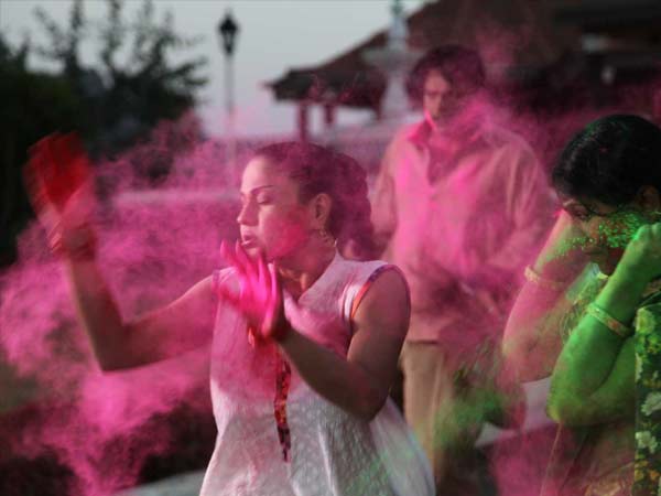 വീണ മാലിക്കിന്റെ ഹോളി ആഘോഷപ്പടങ്ങള്‍ 