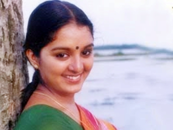 ഭദ്ര-കണ്ണെഴുതിപൊട്ടുംതൊട്ട്