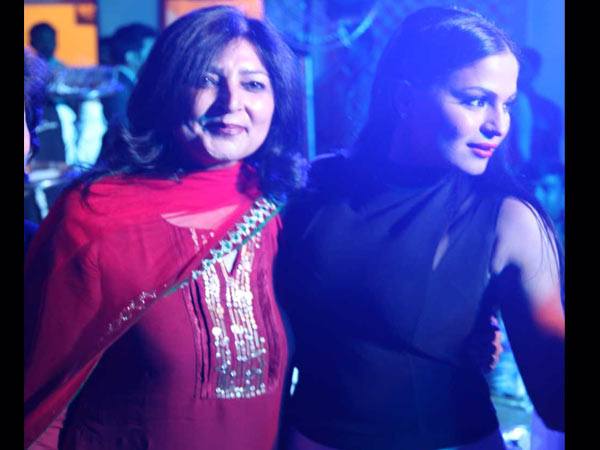 വീണ മാലിക്കിന് ജയ്‍പൂരില്‍ ആരാധക തിളക്കം