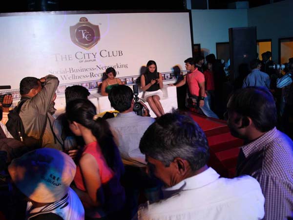 വീണ മാലിക്കിന് ജയ്‍പൂരില്‍ ആരാധക തിളക്കം