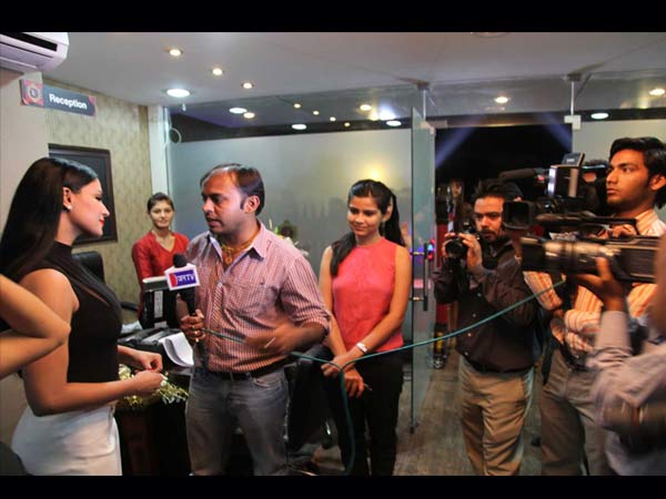 വീണ മാലിക്കിന് ജയ്‍പൂരില്‍ ആരാധക തിളക്കം