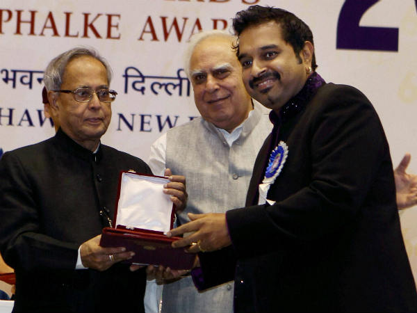 60 ആമത് ദേശീയ ചലച്ചിത്ര പുരസ്കാരങ്ങള്‍ രാഷ്ടപതി വിതരണം ചെയ്യുന്നു