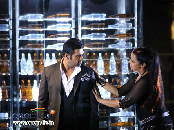 സുനില്‍ ഷെട്ടിയും ശ്വേതാ മേനോനും