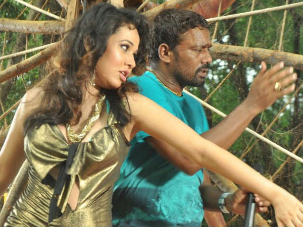 മാദക വേഷത്തില്‍