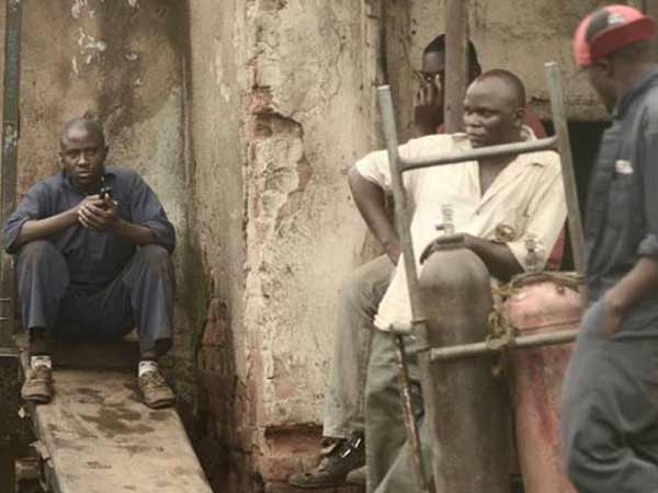 ചിത്രത്തില്‍ പലഭാഷകള്‍