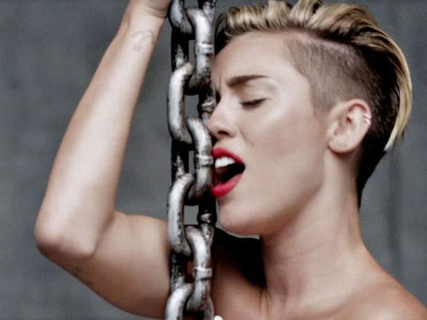 നഗ്നയായി നഗ്നപ്രണയത്തെക്കുറിച്ച് പാടുന്ന മിലെ