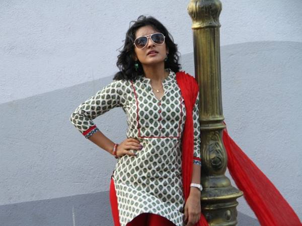 നിവേദ തോമസ്