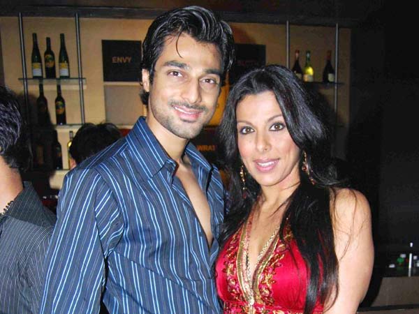  പൂജ ബേഡി-ഹനീഫ് ഹിലാല്‍