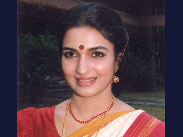 നര്‍ത്തകിയായി തൂവല്‍ക്കൊട്ടാരത്തില്‍