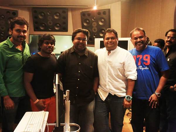 ഒരുപാട്ടിന് പിന്നില്‍