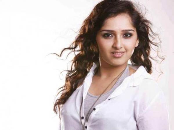  നായികയായി