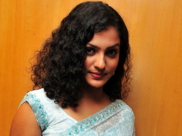 ഔട്ട് ഓഫ് സിലബസിലൂടെ അരങ്ങേറ്റം