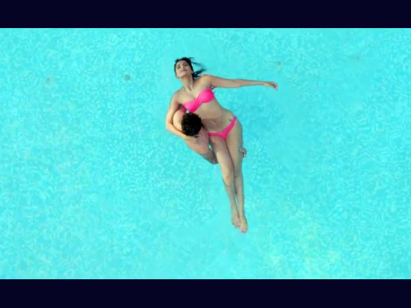 നീന്തല്‍ കുളത്തില്‍ സോനം