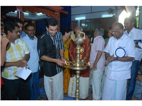 ദീപം തെളിയിച്ച്