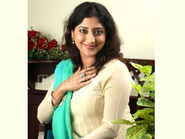 മലയാളത്തിലൂടെ അറങ്ങേറ്റം