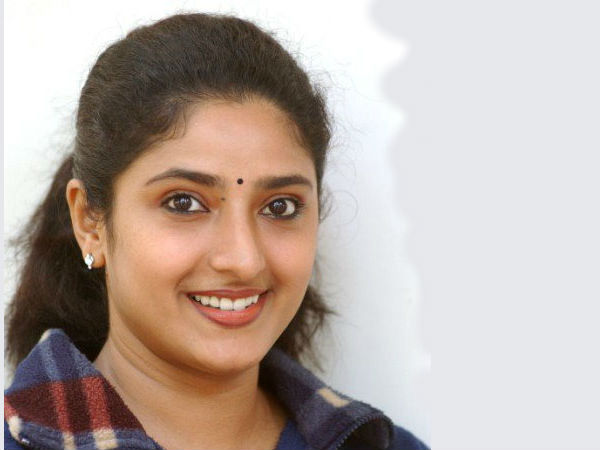  ബാലതാരമായി തുടക്കം