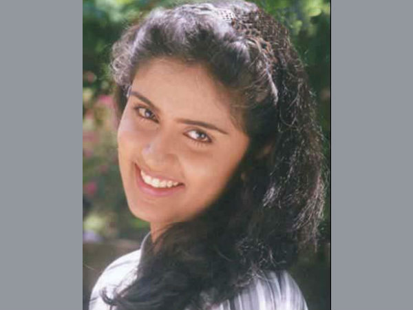 അയാള് കഥ എഴുതുകയാണ്.