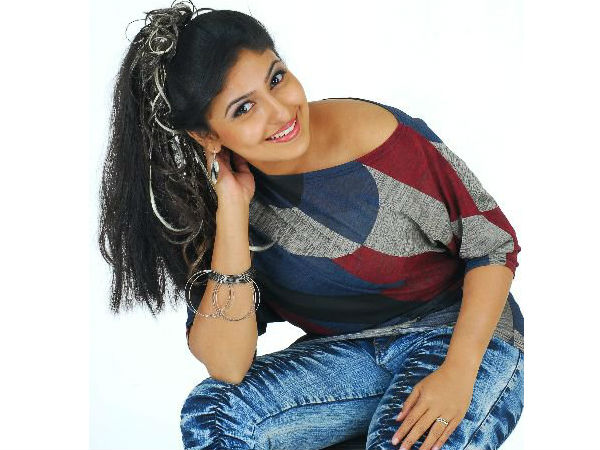 സഹനടിയായും നടിയായും തമിഴില്‍