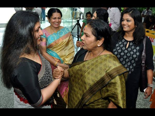 നടിമാരുടെ കുശലാന്വേഷണം