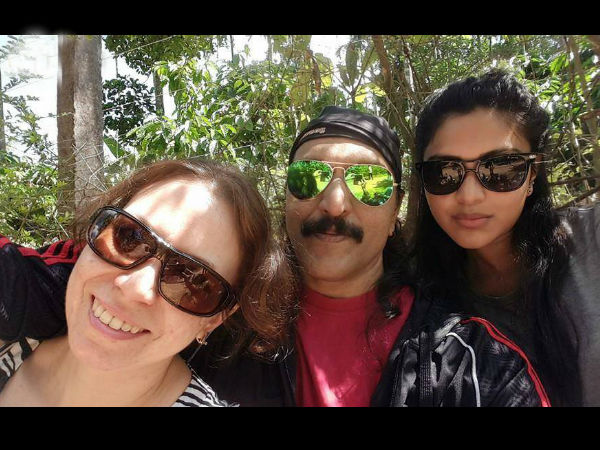 സെല്‍ഫി പുള്ളൈ