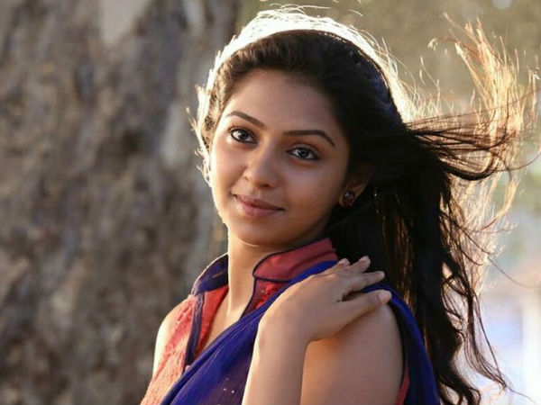 മലയാളത്തിലേക്ക്