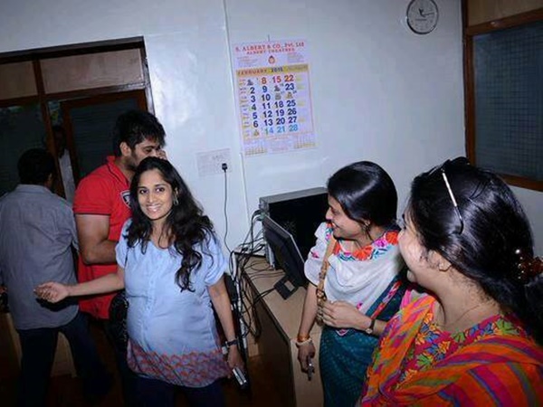 നിറ ഗര്‍ഭണിയായി ശാലിനി വന്നു