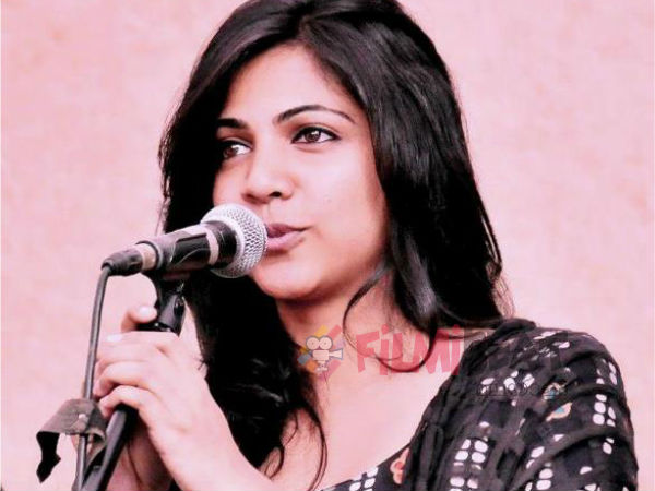 പിന്നണിയില്‍ പാടി