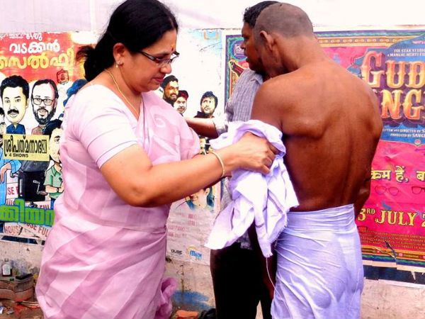 തിരിഞ്ഞു നില്‍ക്കൂ