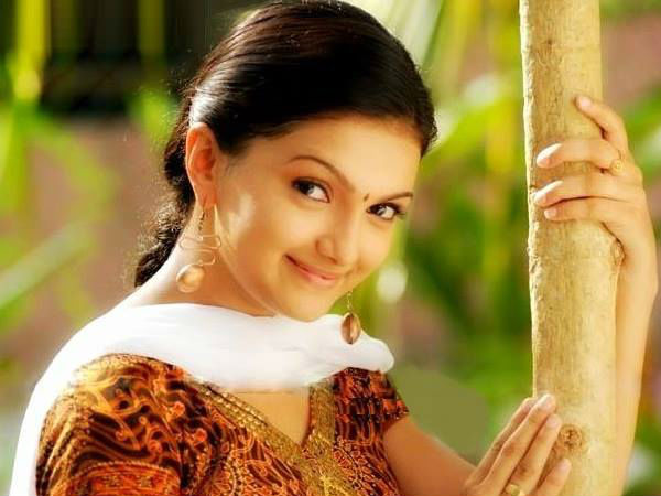 ബാലതാരമായി തുടക്കം