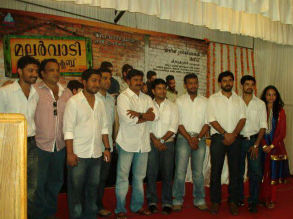 ദിലീപിന്റെ കൈ