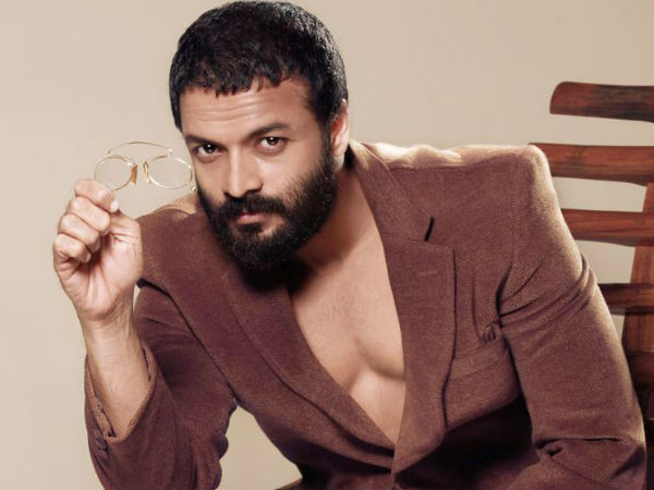 മിമിക്രി താരമായി തുടക്കം