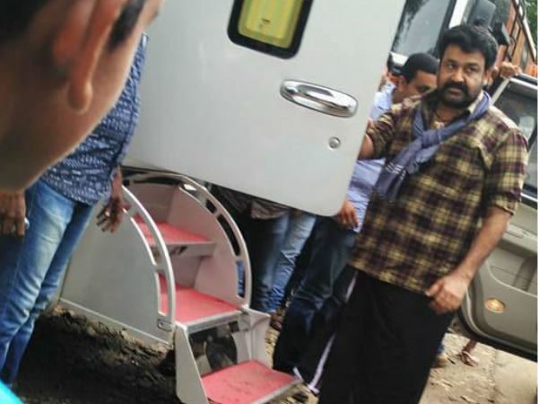 കാരവാനില്‍