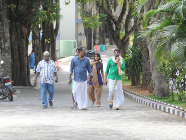 ഫോട്ടോയ്‌ക്കൊപ്പം