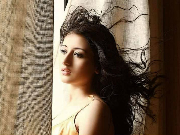 ഒരാള്‍ കൂടെ