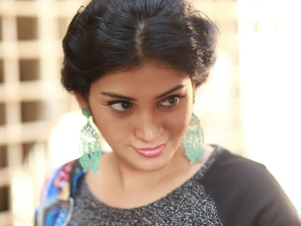 ആഡംബരങ്ങള്‍ ഇല്ലാതെ