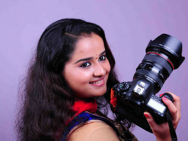 ക്യാമറയ്ക്കു് മുന്നിലേക്ക്