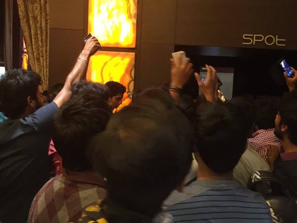 തിയറ്ററില്‍ ആള്‍ക്കൂട്ടം