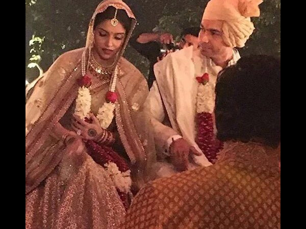 സബ്യസാചി ഡിസൈന്‍ ചെയ്ത വേഷത്തില്‍