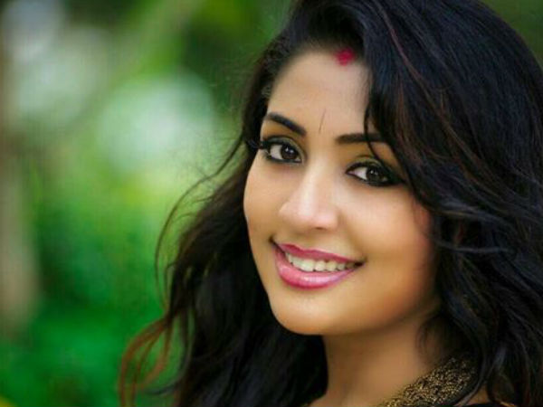 നവ്യാ നായര്‍