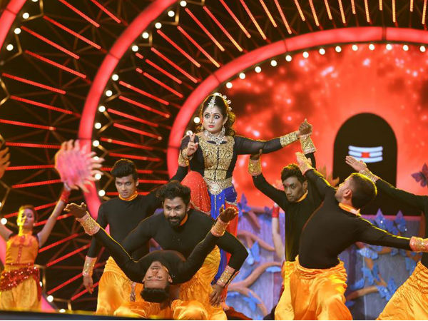 ഡാന്‍സ് പെര്‍ഫോമന്‍സ്