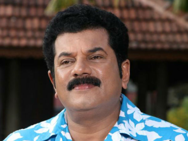 മോഹന്‍ലാലിനെ നോക്കി