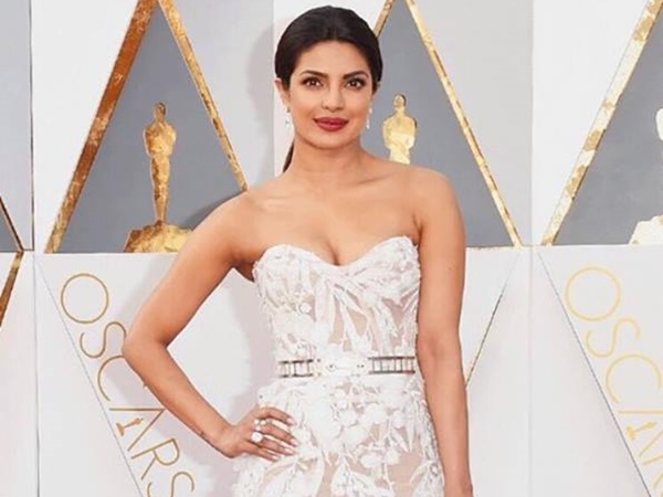 അവതാരകയായി