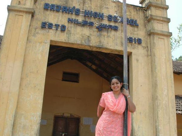 സ്‌കൂളിന് മുന്നില്‍
