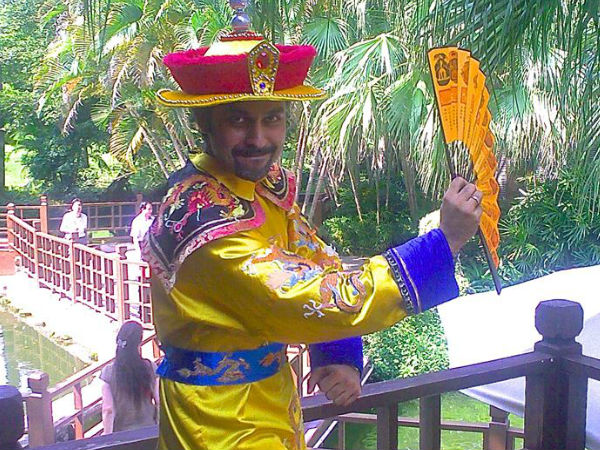 ചൈനീസ് വേഷത്തില്‍