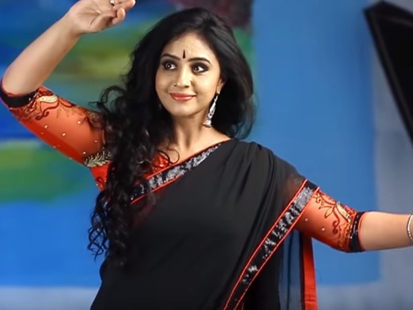 നര്‍ത്തകി