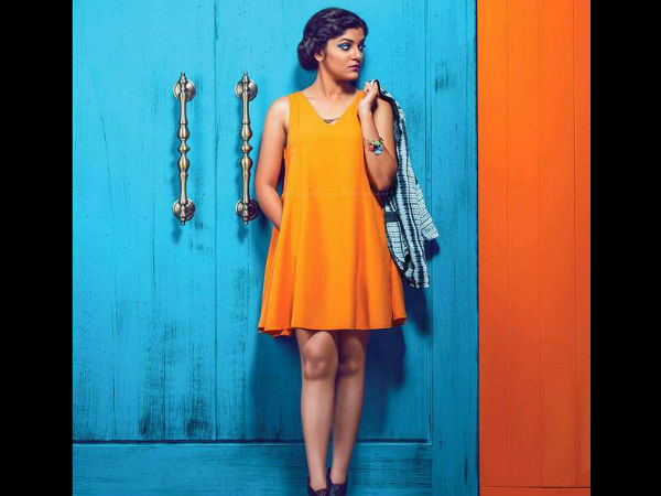 ഫോട്ടോയ്ക്ക് പിന്നില്‍