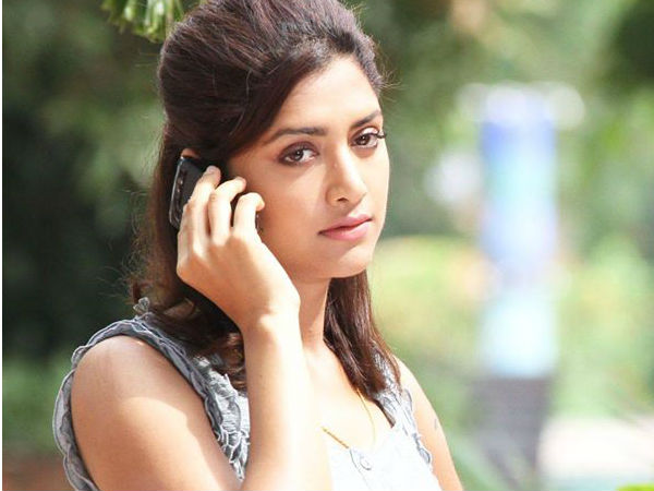 ലോകം വിശാലമാണ്