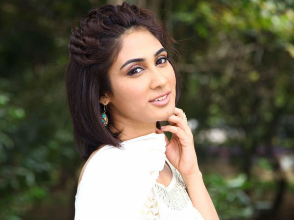 നീനയില്‍ നിന്ന് വ്യത്യസ്തം