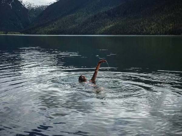 നീന്തി തുടിക്കുന്നു